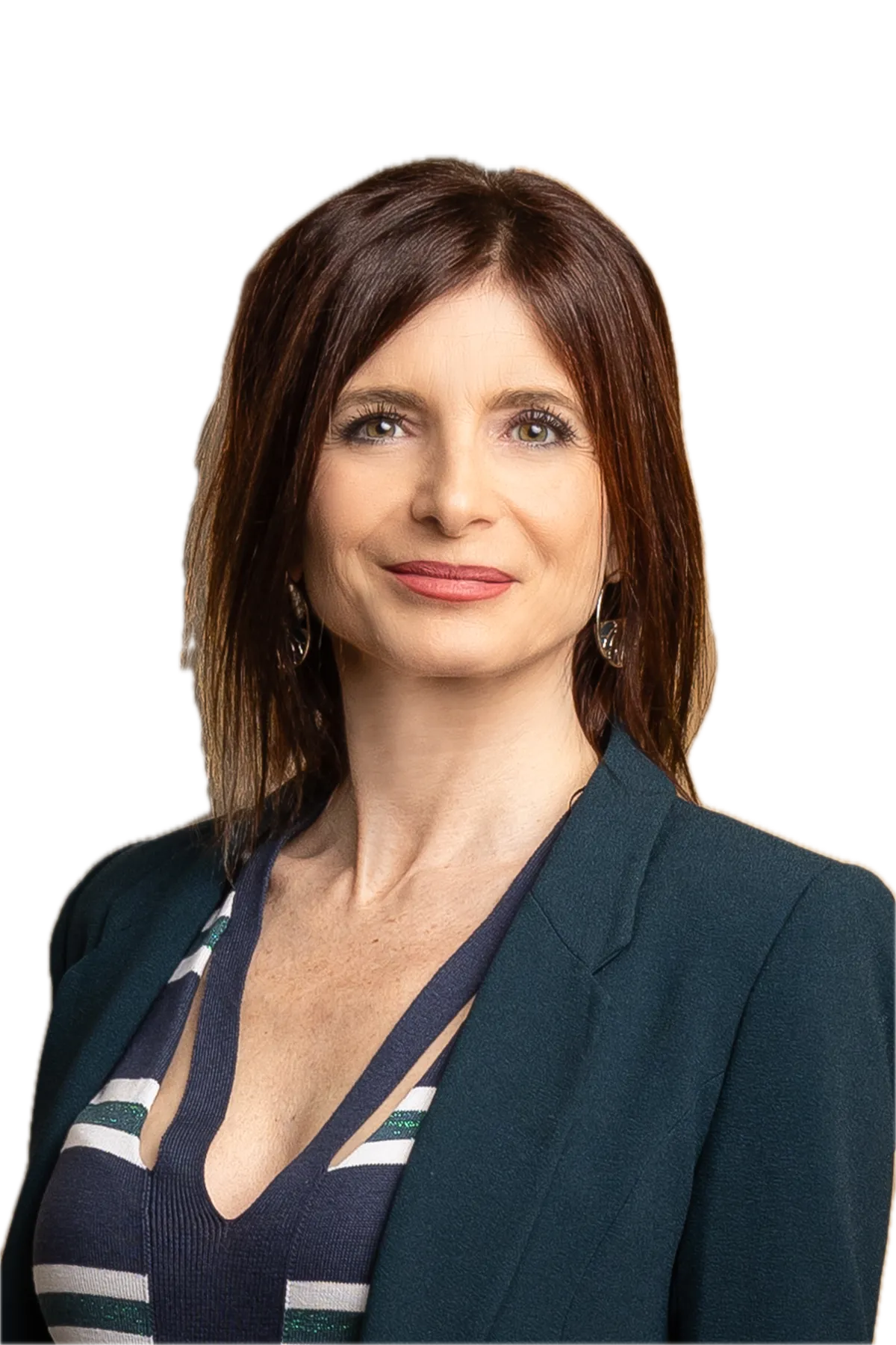 Véronique Pagano, en veste sombre, devant une cloison vitrée aux montants métalliques fins et un mur de lattes de bois clair.